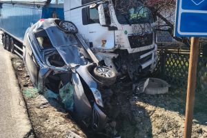 FOTO Accident între un autoturism şi un camion. Două persoane au ajuns la spital