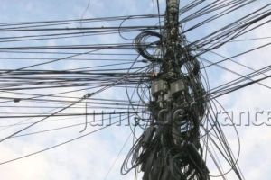 Primăria taie cablurile rupte de pe stâlpii din Focşani