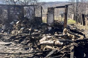 Apel umanitar! Un bărbat a rămas fără casă şi fără niciun sprijin după incendiul de la Dumitreşti