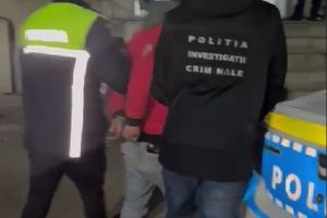 Tânăr din Botoşani luat de acasă de poliţişti şi dus în puşcărie. Ce a făcut