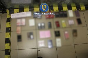 Politia Romana: Doua persoane prinse pe Aeroportul Henri Coanda cu peste 60 de parfumuri fara acte de provenienta (FOTO)