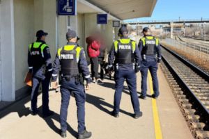 Poliţiştii din Olt, acţiuni în zona staţiilor CFR pentru prevenirea consumului de droguri