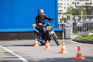 Examinările practice pentru permisul moto se reiau în Bihor din 16 martie. Mai mulţi examinatori