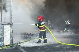 Aproximativ 20.000 de metri cubi de polistiren şi materie primă au ars în incendiul din Aradul Nou