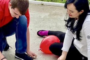 Simona Bucura-Oprescu: Tinerii din sistemul de protecţie vor primi indemnizaţie până la 26 de ani dacă muncesc sau îşi continuă studiile