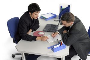 Tinerii care ies din sistemul de protecţie şi care lucrează sau studiază ar putea primi 3.000 de lei până la 26 de ani