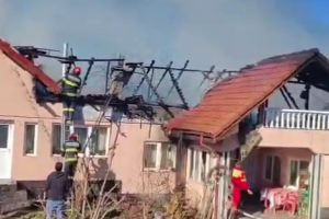 VIDEO Incendiu puternic la o locuinţă din Cărpiniştea. Pompierii intervin cu mai multe autospeciale
