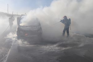 FOTO O maşină a luat foc pe un drum din Botoşani. De la maşină s-a extins la vegetaţia de pe câmp