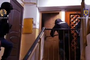 Descinderi antidrog în Satu Mare. Poliţia respinge acuzaţiile privind pătrunderea la o „adresă greşită”, după intervenţia într-un apartament