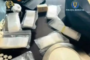 VIDEO Cinci indivizi din Vrancea reţinuţi pentru trafic de droguri de mare risc! Ei vindeau „marfa” şi la Galaţi