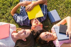 Sprijin până la 26 de ani. Indemnizaţie lunară pentru tinerii care au ieşit din sistemul de protecţie