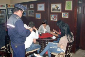 Razie a poliţiştilor în baruri pentru depistarea elevilor chiulangii