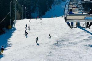 Schi în Poiana Braşov: instalaţiile de transport pe cablu pornesc mai devreme, din 12 martie