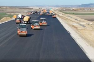 Continuă asfaltarea pe ultimii kilometri ai lotului 2 al Autostrăzii Moldovei A7, între Adjud şi Răcăciuni