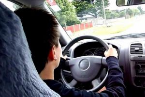 Copil din judeţul Satu Mare, prins la volan de poliţişti. A luat maşina surorii şi a condus până la magazin