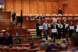 Parlamentul a aprobat amplasarea de avioane şi echipamente militare americane în România. Scandal în plen, cu vuvuzele şi huiduieli (VIDEO)