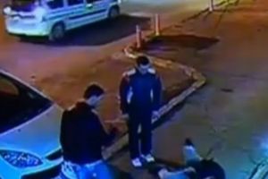 Bărbat rupt în bătaie, pe stradă, în Satu Mare. Doi indivizi l-au atacat, l-au lovit cu pumnii în cap şi i-au rupt piciorul