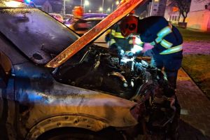 Pompierii au intervenit pe str. Colibiţei din Bistriţa. Incendiu la o maşină