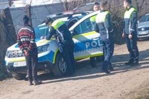FOTO Accident, astăzi, într-o localitate din Botoşani. O căruţă a fost lovită de un camion