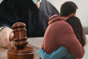 Un sătmărean şi-a umilit şi ameninţat logodnica, de 8 martie. A scuipat-o şi i-a avariat maşina, dar ea l-a iertat. Ce a decis instanţa