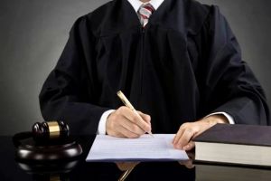 Procuror din Argeş, surprins în ipostaze neortodoxe la o petrecere privată