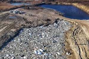 Sute de tone de deşeuri, îngropate ilegal într-o arie protejată lângă râul Siret, în Bacău