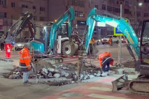 Au început săpăturile pentru sistemul de management al traficului în intersecţia URA din Bacău