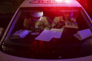 Prins la miezul nopţii, în timp ce conducea un autoturism neînmatriculat