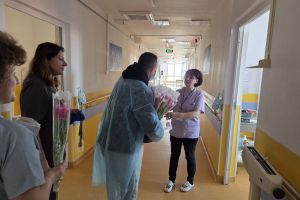 Le-a oferit flori pacientelor de la Oncologie. „Gesturile simple sunt cele care ne dau putere”