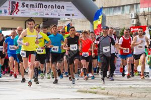 Alergătorii semimaratonului de la Târgovişte au supărat Arhiepiscopia, care vrea monopol pe blocarea arterelor din oraş