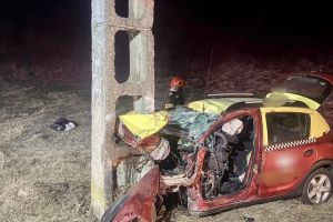 Sfârşit tragic pentru un taximetrist din Argeş. Maşina s-a izbit de un stâlp