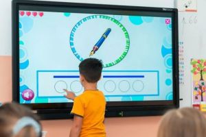 Adrian Veştea: Echipamente digitale de peste 3 milioane de lei, pentru unităţile de învăţământ din subordinea CJ Braşov şi Palatul Copiilor