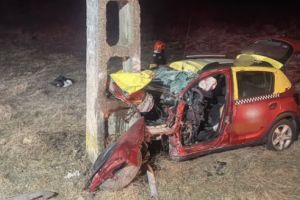 Un tânăr de 22 de ani a MURIT, în această dimineaţă, după ce a intrat cu maşina într-un stâlp de electricitate/ FOTO