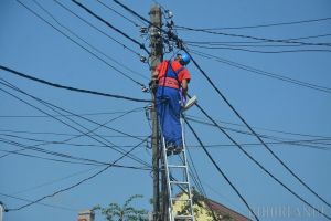 Ei greşesc, noi plătim: După ce i-a făcut un racord aiurea, Electrica îl pune tot pe client la cheltuială