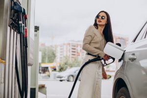 Șoferii plătesc mai mult la pompă: carburanţii s-au scumpit din nou în Sibiu