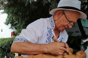 Colectia Muzeului de Arta Populara Constanta s-a imbogatit: Ce donatie a facut mesterul Vasile Botezatu (GALERIE FOTO)