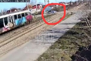 VIDEO: Șoferul maşinii lovite de tren la Voia a ignorant semnalele acustice şi fluierul locomotivei