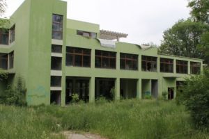 Primăria Hunedoarei face calcule pentru clădirea din parc. Procedurile pentru demolarea clădirii ridicată ilegal în Parcul Corvin se prelungesc