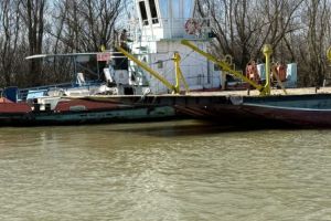 O ambarcaţiune cu doi pescari la bord a fost lovită de un convoi si scufundată pe canalul Sulina, la mila 20    