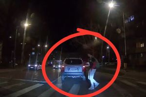 Tupeu maxim la volan, în Cartierul Arhitecţilor. Era să spulbere un pieton şi a aruncat gunoaie pe geam: ,,Mi-a tăiat calea intenţionat”/ video