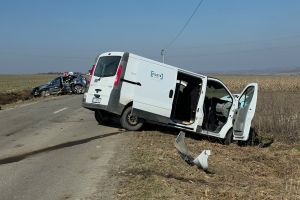 FOTO & VIDEO Accident cu şase persoane la Botoşani! Două maşini s-au ciocnit