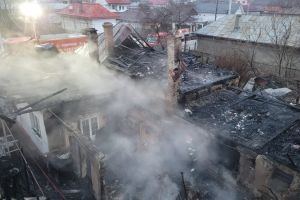 Incendiu la trei gospodării de pe strada Alba Iulia; Un bărbat care a încercat să salveze copiii a ajuns la spital
