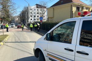VIDEO Încă un accident în Botoşani! Pieton lovit de o maşină pe trecerea de pietoni