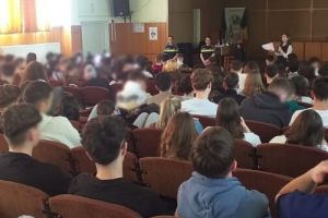Poliţiştii şi reprezentanţii ANITP, discuţii cu elevii din Slatina privind la riscurile asociate traficului de persoane şi pornografiei infantile