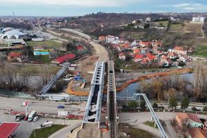 Bolojan, întâlnire pe tema electrificării liniei ferate Cluj – Oradea – Episcopia Bihor. Investiţia nu trebuie finalizată până în august 2026, anunţă Guvernul