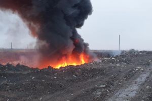 Incendii de vegetaţie uscată, stuf, mărăciniş şi resturi menajere la Zimnicea şi Islaz / Risc de accidente rutiere pe DN51 din cauza fumului dens