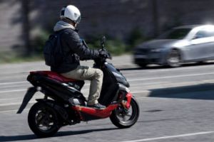 Adolescent descoperit periculos de beat în trafic la Bârghiş. Conducea un moped