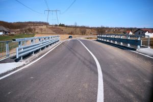 FOTO. Circulaţie mai sigură într-o localitate din judeţ: lucrările la un pod important au fost finalizate