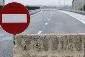 Trafic blocat pe DN 1, la Timişul de Jos! Transport agabaritic blocat la un limitator de înălţime