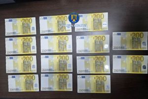 Soţ şi soţie, reţinuţi după ce au cumpărat telefoane cu bancnote false de 200 de euro